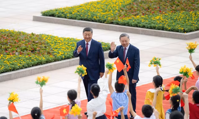 Tổng Bí thư, Chủ tịch nước Tô Lâm và Tổng Bí thư, Chủ tịch nước Trung Quốc Tập Cận Bình vẫy tay chào các cháu thiếu nhi ngày 19/8/2024 ở Bắc Kinh. Ảnh: Xinhua.