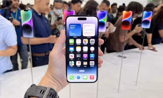 iPhone 14 Pro Max có dung lượng pin 4,323 mAh, thấp hơn so với iPhone 13 Pro Max (4,352 mAh). Ảnh: TechRadar.