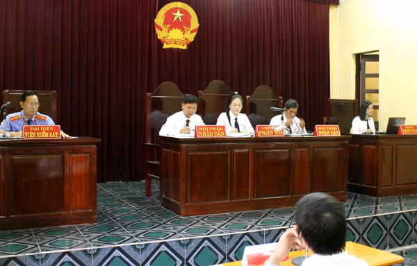 Toàn cảnh hội đồng xét xử sáng nay