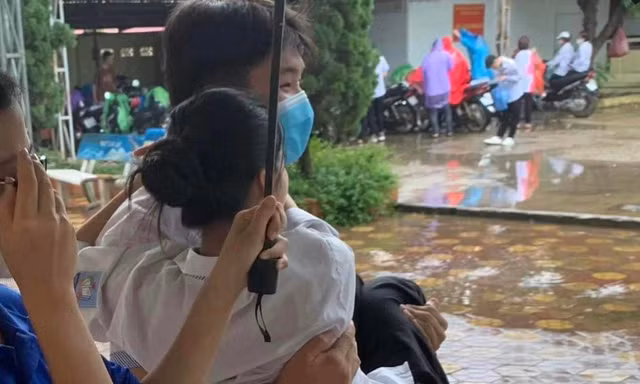 Hành động đẹp của Hoàng Thế Lâm Phong. Ảnh: Duy Chiến 