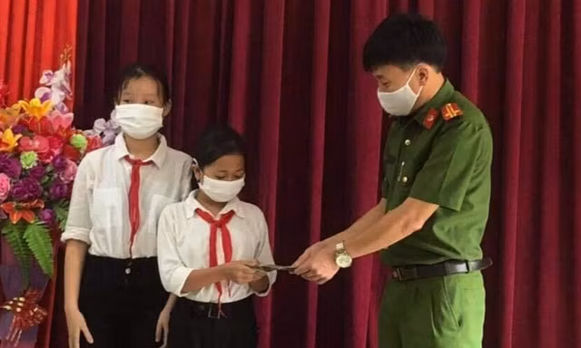 Công an xã Thượng Hóa (Minh Hóa - Quảng Bình) nhận bàn giao số tiền 7 triệu đồng mà hai em học sinh nhặt được.