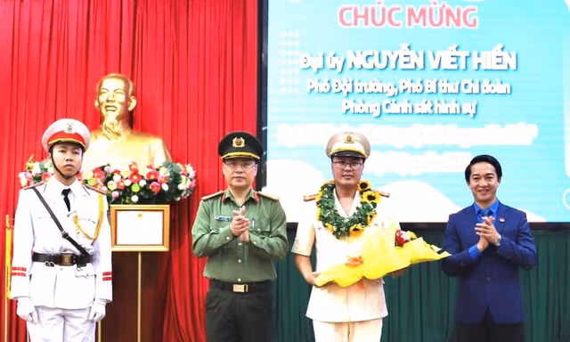 Đại úy Nguyễn Viết Hiển, Phó Đội trưởng Đội phòng ngừa, điều tra tội phạm xâm phạm sở hữu, Phòng Cảnh sát Hình sự, Công an tỉnh Đắk Nông (ở giữa) nhận Giải thưởng “Gương mặt trẻ Công an tiêu biểu” năm 2023