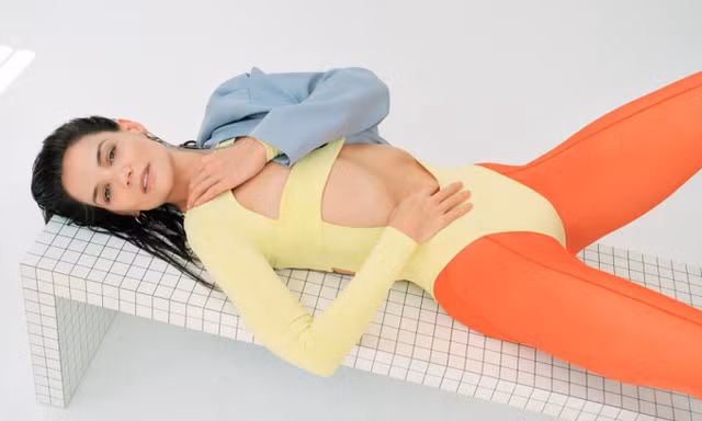 Vợ cũ Tom Cruise gợi cảm táo bạo ở tuổi tứ tuần