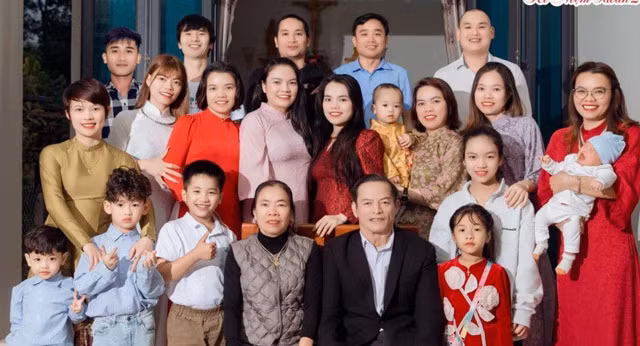 8 con gái cùng về ăn Tết, ông bố ở Nghệ An rưng rưng trong bữa cơm tất niên