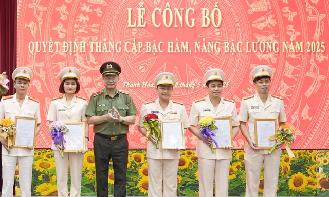 Thăng cấp bậc hàm, nâng bậc lương cho 2.339 cán bộ, chiến sỹ công an Thanh Hóa