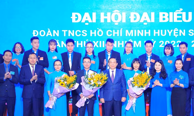 Anh Nguyễn Văn Tuấn, Bí thư Huyện Đoàn Sóc Sơn và BCH Huyện Đoàn khóa XII, nhiệm kỳ 2022 - 2027 ra mắt Đại hội. 