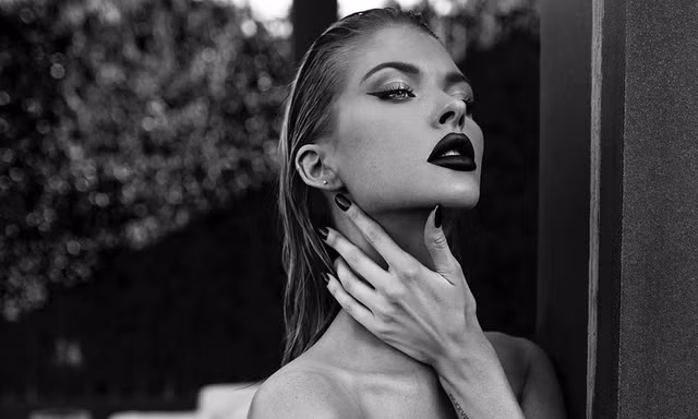 Người mẫu Erin Michelle Cummins hở bạo 'nhức mắt' trên Playboy