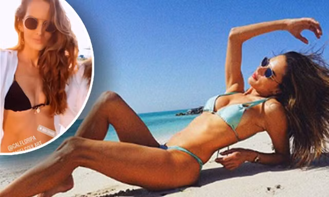 Hai siêu mẫu xứ Samba diện bikini 'nóng rực' trên biển 