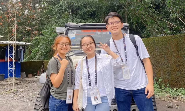 Chủ tịch Hội Sinh viên Việt Nam tại Singapore Nguyễn Thúy Quỳnh (ở giữa) trong một hoạt động tại Singapore