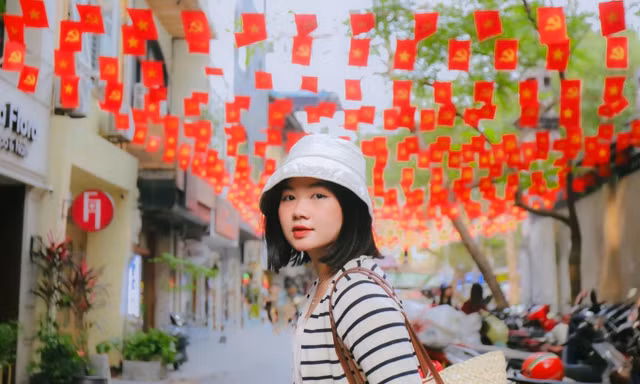 Giới trẻ nô nức check-in các địa điểm rực rỡ cờ hoa dịp 30/4