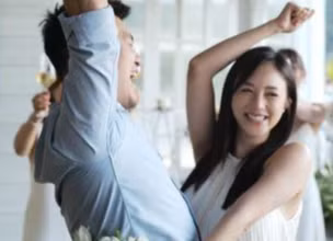 Sau nhiều năm yêu kín tiếng, hot girl Salim bất ngờ được bạn trai cầu hôn 