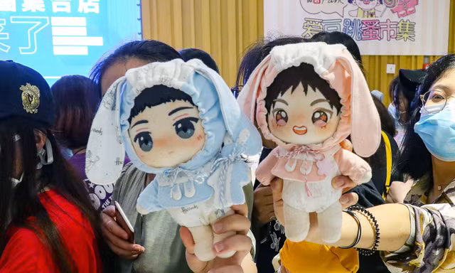 Giới trẻ Trung Quốc đua nhau 'nuôi' búp bê như con 