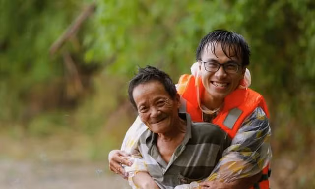 Hành trình 30 ngày băng rừng, lội lũ đồng hành cùng bà con miền Trung