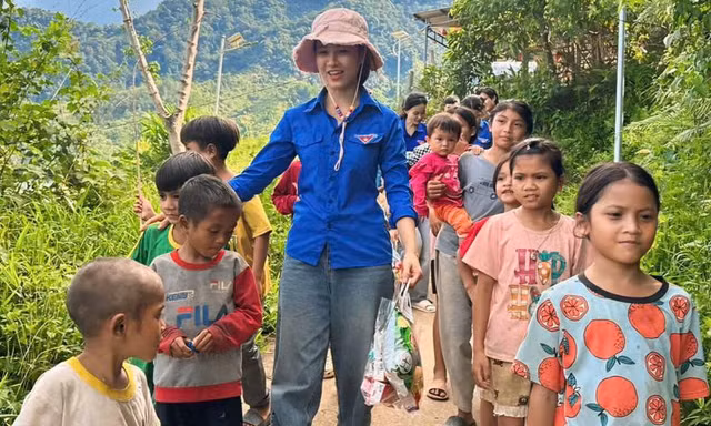 Ngược non ngàn tặng nụ cười cho các em nhỏ 