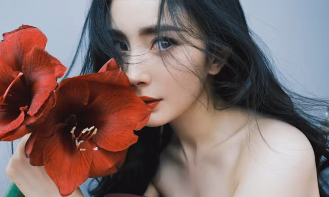 Dương Mịch quyến rũ và xinh đẹp như hoa đón năm mới