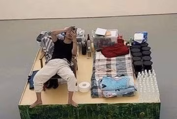 Chàng trai Trung Quốc livestream cuộc sống tự cách ly 14 ngày