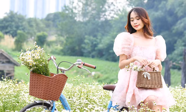 Thiếu nữ tạo dáng như nàng thơ bên loài hoa báo đông nở sớm