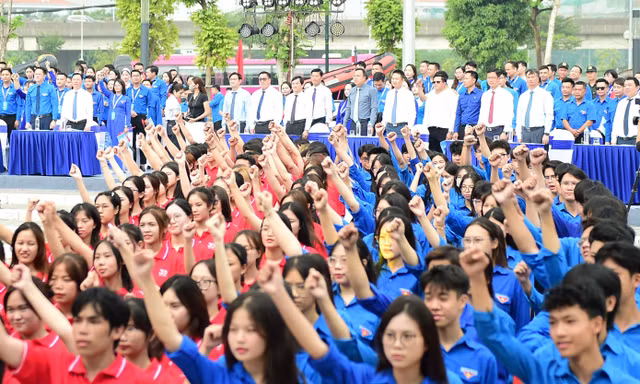 Mãn nhãn màn diễu hành biểu dương lực lượng thanh niên Thủ đô 