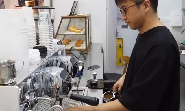 'Cơn sốt' người trẻ tự mở tiệm ở thành phố có nhiều quán cà phê nhất thế giới