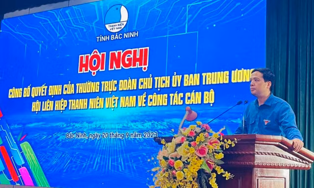 Anh Nguyễn Đức Sâm - Bí thư Tỉnh đoàn, Chủ tịch Hội LHTN tỉnh Bắc Ninh trao quyết định công nhận anh Dương Ngọc Duyến giữ chức Phó Chủ tịch Hội LHTN tỉnh Bắc Ninh khóa V.