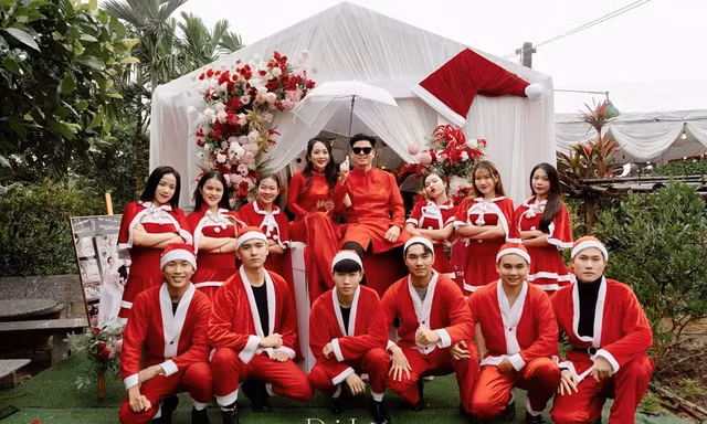 'Ông bà già Noel' bê tráp đám cưới vào ngày Giáng sinh ở Quảng Ngãi gây sốt