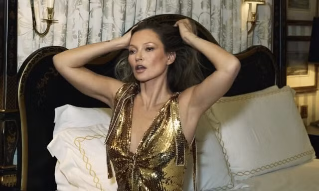 Kate Moss U50 gợi cảm đầy sức sống