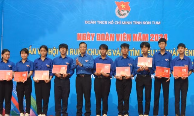 Kết nạp, trao thẻ đoàn viên, huy hiệu đoàn cho 100 thanh niên ưu tú