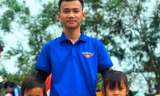 Bạn Phạm Đắc Hoàng Vũ cùng các em nhỏ người Ba Na tại chương trình “San sẻ yêu thương”
