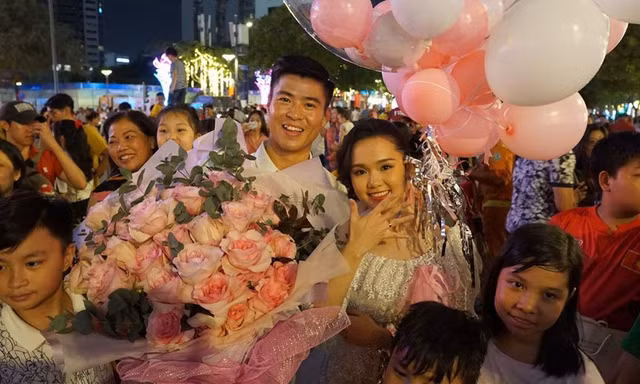 Cầu thủ Duy Mạnh cầu hôn bạn gái trên phố đi bộ ngay đầu năm mới
