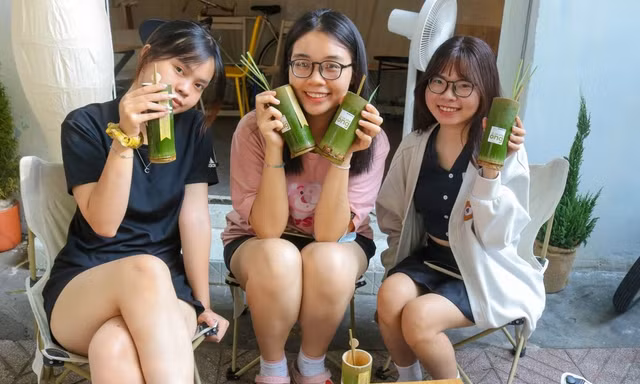 Bán 250 ống tre/ngày, ông chủ gây sốt với thứ thức uống đặc biệt