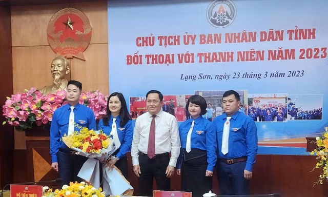 Lãnh đạo tỉnh Lạng Sơn tặng hoa chúc mừng Tỉnh Đoàn Lạng Sơn .Ảnh: Duy Chiến 