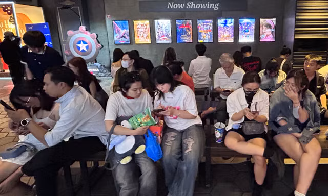 Rạp phim 'cháy vé', đông kín người tối lễ tình nhân Valentine