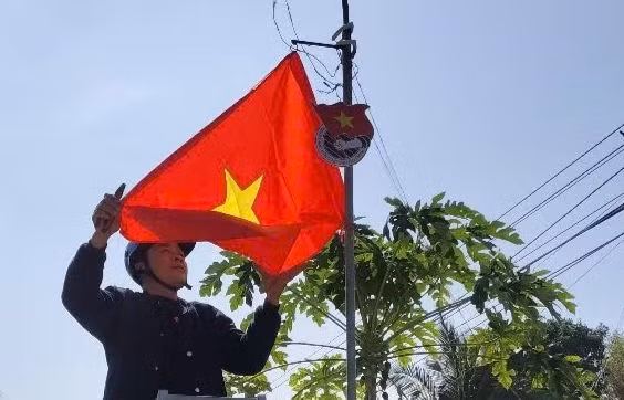 Thanh niên Cần Thơ làm 50 km đường cờ Tổ quốc trong ngày khởi động Tháng Thanh niên