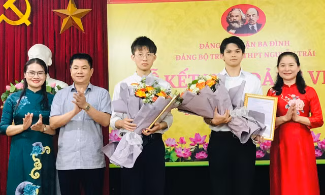 Trường THPT Nguyễn Trãi (Hà Nội) tổ chức Lễ kết nạp đảng viên cho hai học sinh lớp 12