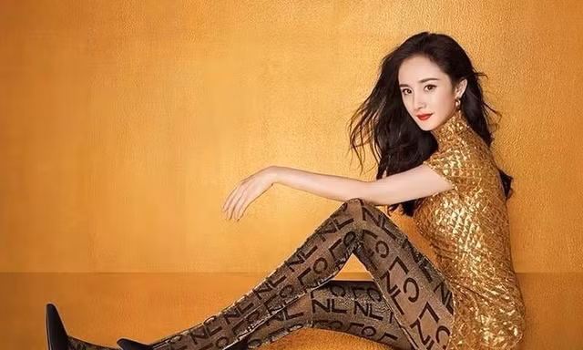 Dương Mịch váy ngắn tôn đường cong hút mắt, chân dài miên man
