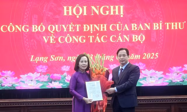 Bà Đoàn Thị Hậu nhận Quyết định, hoa chúc mừng (ảnh: Duy chiến)