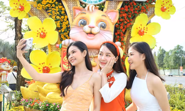 Các 'bóng hồng' khoe sắc bên 'mèo vui nhộn, mèo duyên dáng' ở vườn hoa xuân Tây Đô