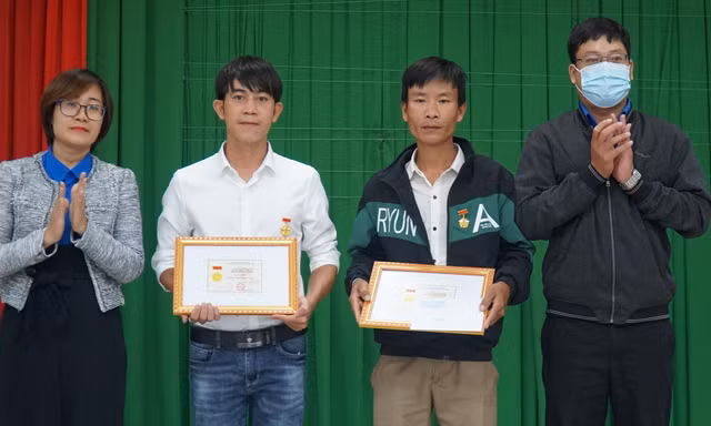 Tỉnh Đoàn TT-Huế thừa ủy quyền của Trung ương Đoàn tặng huy hiệu “Tuổi trẻ dũng cảm” cho hai cá nhân Nguyễn Ngọc Tuấn và Trần Văn Cường