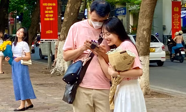Bạn trẻ chen chân chụp ảnh đón thu trên phố Hà Nội