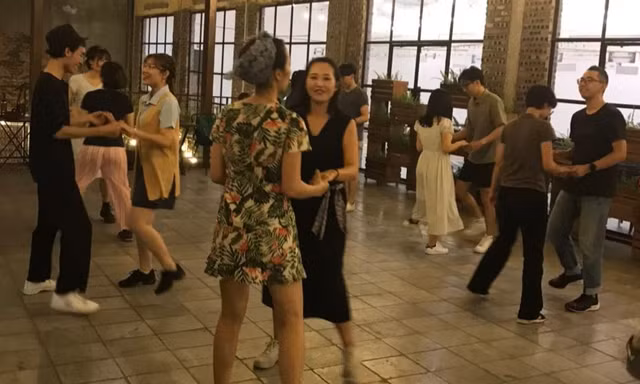 Điệu nhảy Swing thu hút giới trẻ vì sự phóng khoáng, vui vẻ