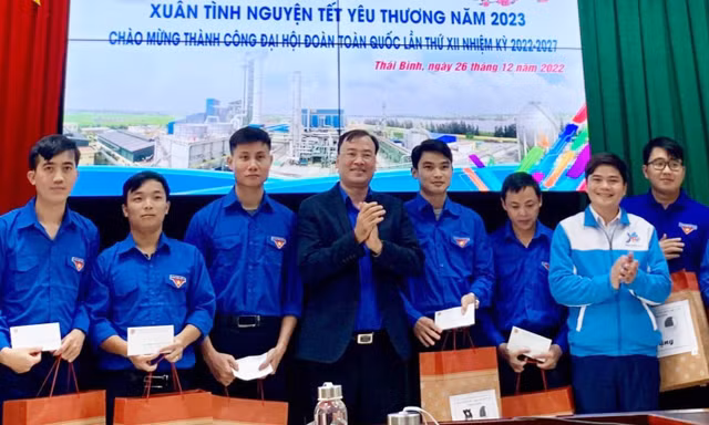 Tặng quà Tết cho thanh niên công nhân lao động xuất sắc