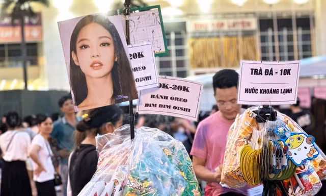 Ôm đồ cổ vũ BlackPink, nhóm sinh viên Hà Nội 'mếu máo' vì lỗ cả trăm triệu