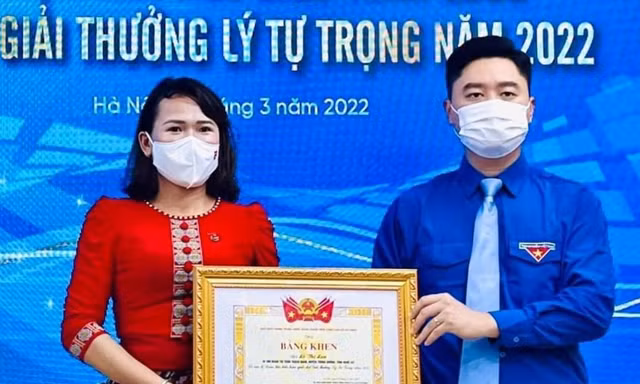Chị Lô Thị Lan, Bí thư Đoàn thị trấn Thạch Giám vinh dự được T.Ư Đoàn trao tặng Giải thưởng Lý Tự Trọng năm 2022 