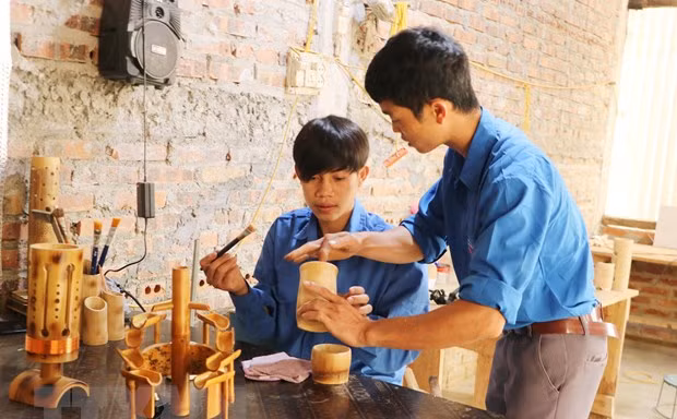 Thanh niên dân tộc Thái khởi nghiệp thành công từ đèn ống tre 