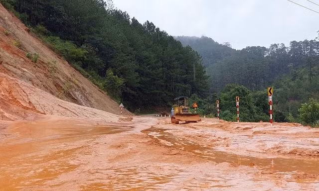 Ảnh hưởng bão số 4, nhiều tuyến đường Tây Nguyên sạt lở, một người thiệt mạng