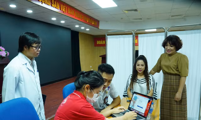 Công đoàn cơ quan TƯ Đoàn tổ chức tư vấn, khám sức khỏe cho cán bộ nữ nhân ngày 20/10