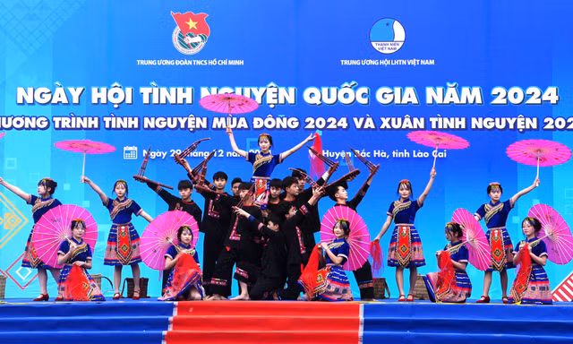 Màn trình diễn của 1.000 tình nguyện viên trên cao nguyên trắng Bắc Hà
