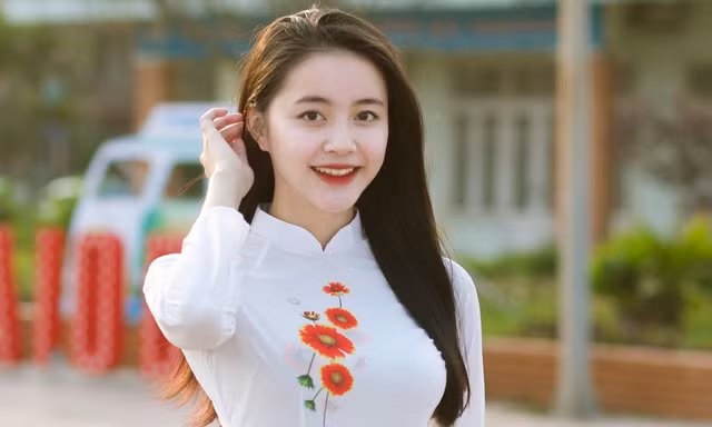 Khoe sắc trong tà áo dài hoa cúc biển