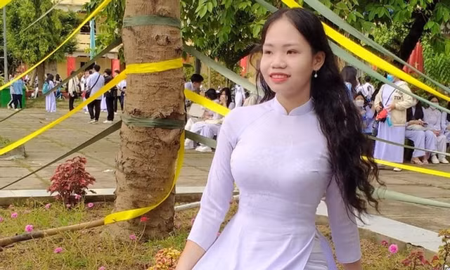 Bí mật của cô gái 18 tuổi có 'chiếc bụng không đáy', ăn một lúc 4kg thức ăn