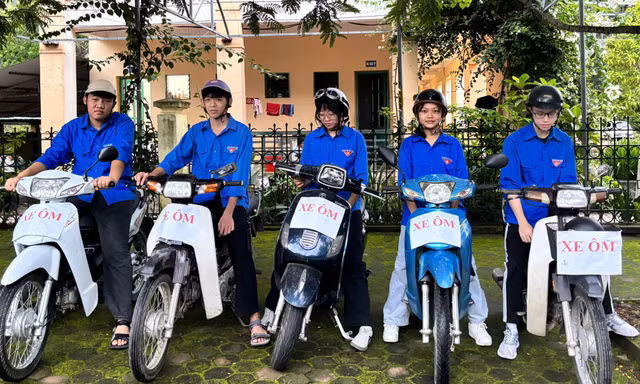 Xe ôm thanh niên Điện Biên, Sơn La đưa đón thí sinh thi tốt nghiệp THPT 2025